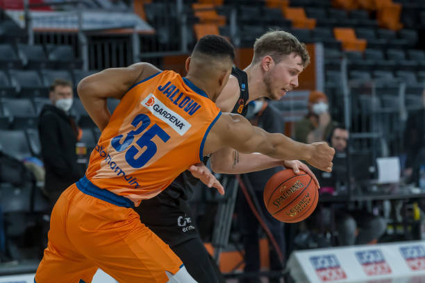 成三人进攻 成三人进攻